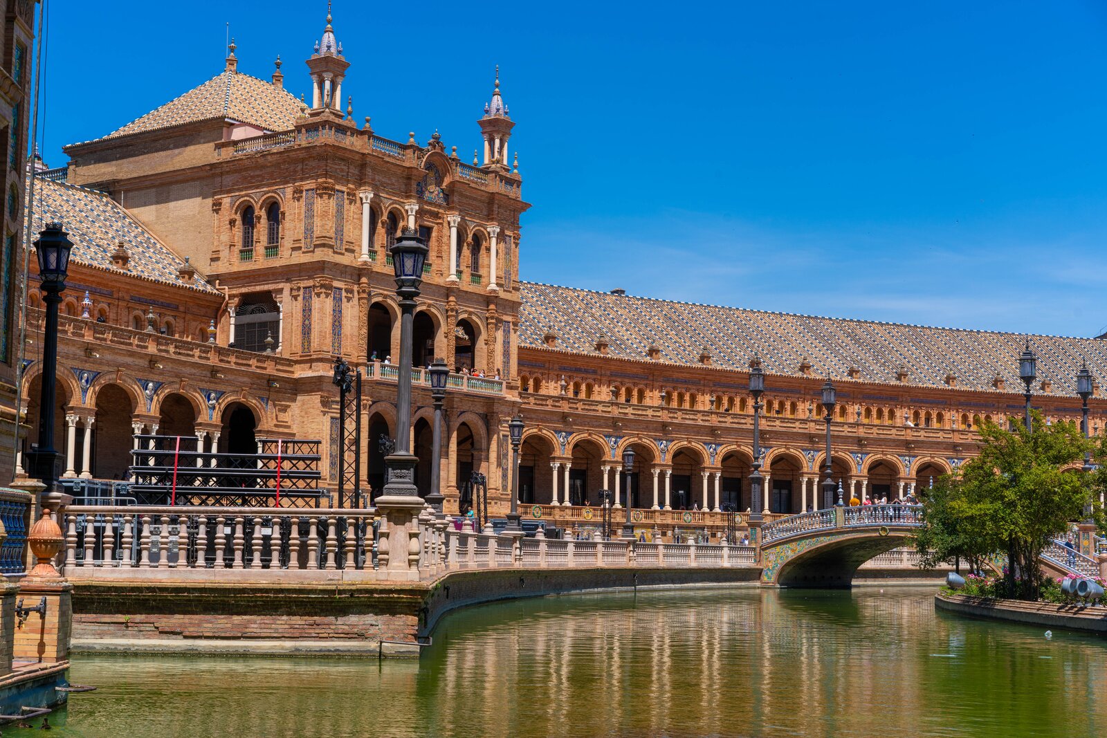 Plaza de España — the arc and its reflecting canal